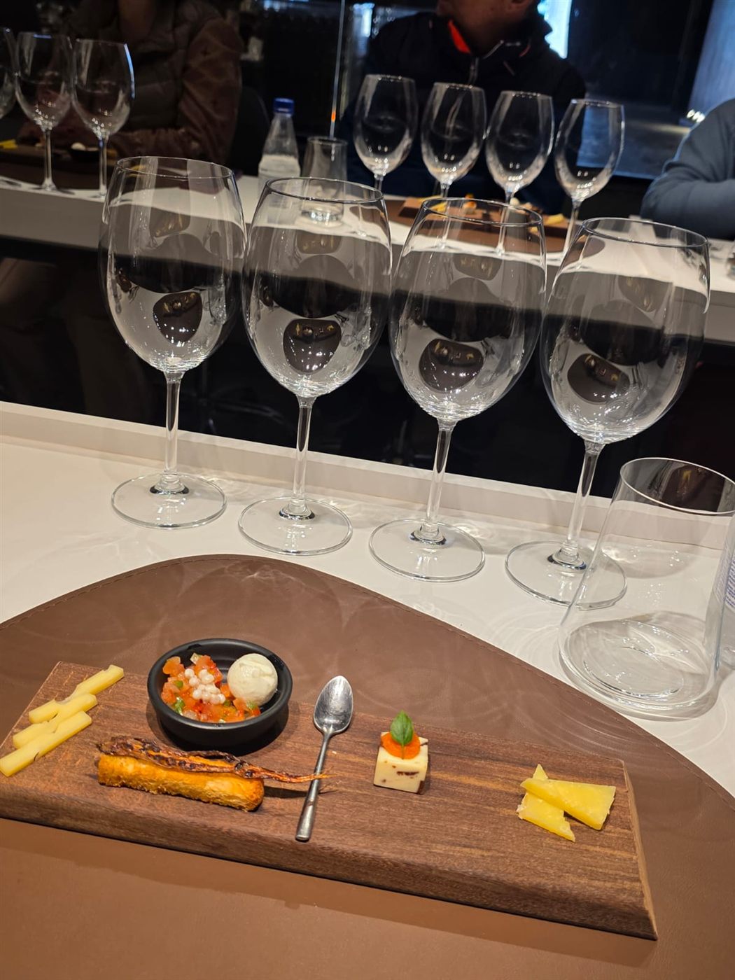 Degustação de vinhos em evento da Confraria
